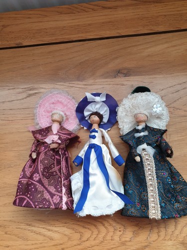 Set dolls made from - of,