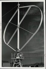 1977 Press Photo VAWT windmill towers over New Mexican desert. - hpa37207