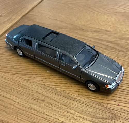 Kinsmart 1999 lincoln town - lincoln,