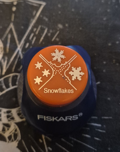 Fiskars paper punch - punch, 3
