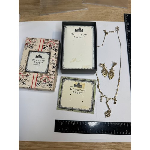 Downton abbey gold tone - abbey,