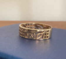 9ct gold Charles Rennie Mackintosh design 3.09g. 5.5mm band ring - size 