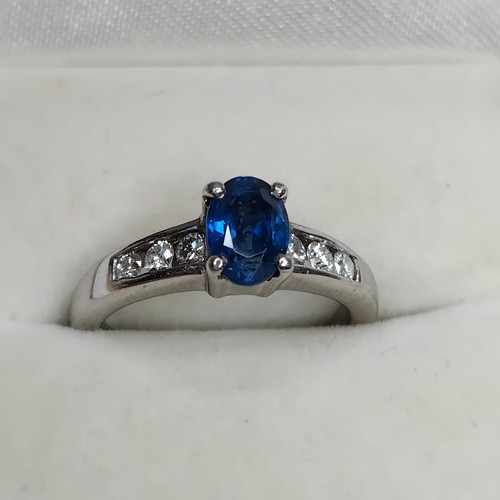 Ceylon blue sapphire - , white