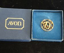 BEAUTIFUL VINTAGE GOLD TONED AVON REPRESENTATIVE AWARDS '79 BROOCH IN ORIG. BOX