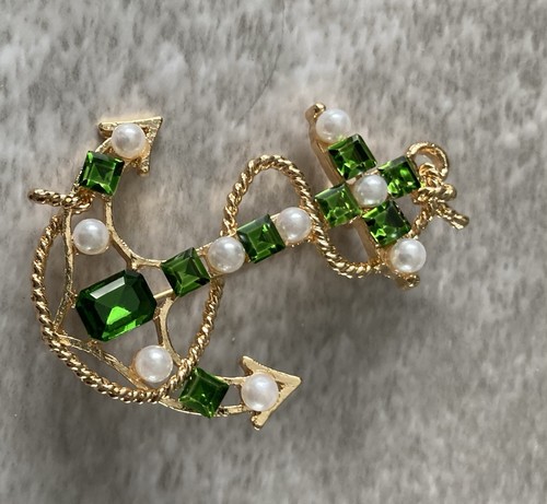 Green and white anchor - green, brooch