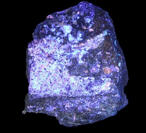 Thick blue sphalerite vein - thick,
