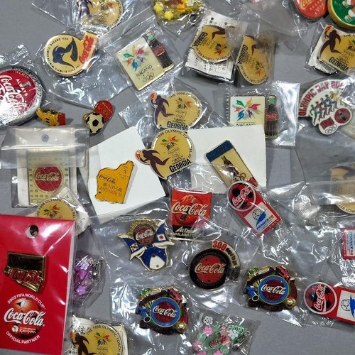 Coca cola pin badges - badges, (36