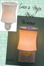 SCENTSY Mini Wax Warmer LACE &