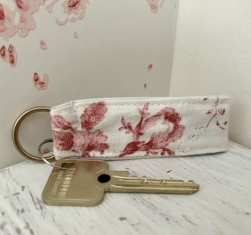 Cabbages roses keyring - &,