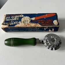 Vintage Nutbrown Pie Crimper