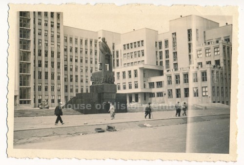 136019 photo lenin statue in - photo,