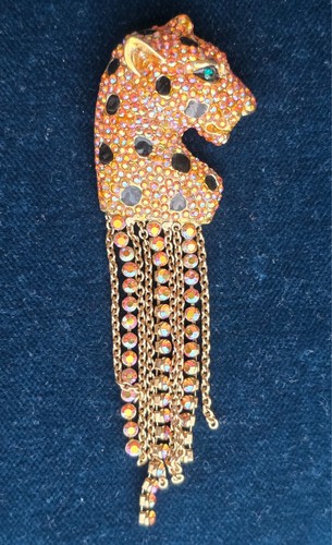 Butler wilson brooch - &,