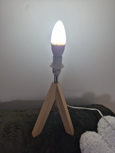 Tripod table lamp