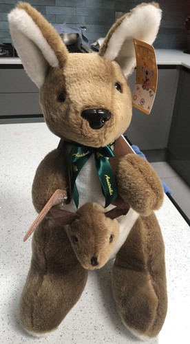 Kangaroo with joey fluffy - kangaroo,