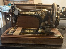 SINGER - Hand Crank Sewing Machine with Wooden Case