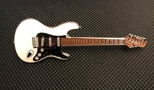 FENDER STRATOCASTER GUITAR