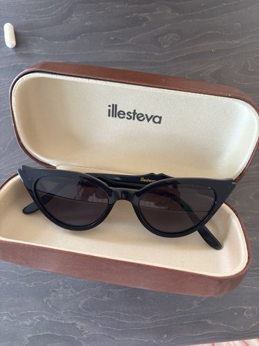Illestiva sunglasses with case - sunglasses,
