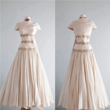 Elegant Champagne V Ncek A
