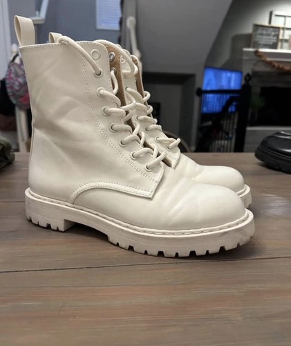 Women cream lace boot - up,