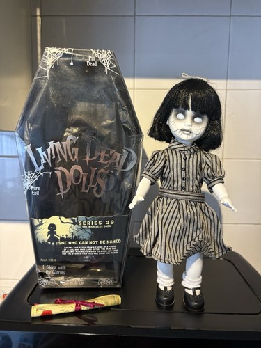 Living dead dolls she - living,