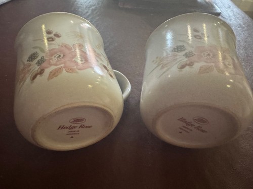 Pair hedge rose - of, mugs