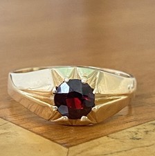 Gents  9ct Gold & Garnet Gypsy