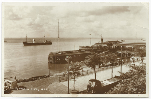 Hull victoria pier - victoria, ships