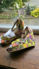 tropical-print Ladies Size 8