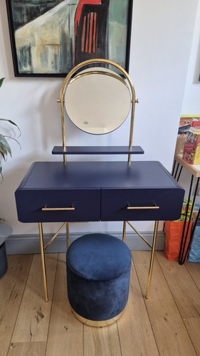 Dressing table with - dressing, drawers