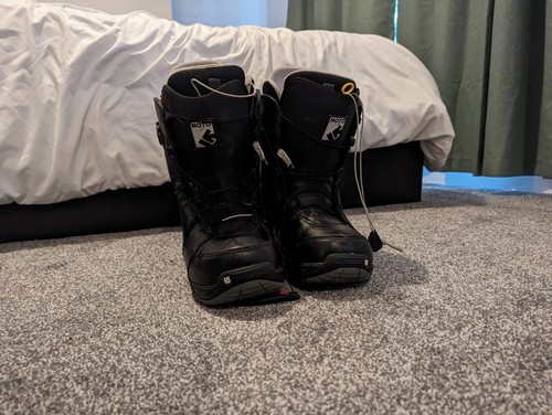Black burton moto snowboard - black, "moto"