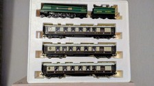 HORNBY R2360 00 BR 4-6-2 'THE GOLDEN ARROW' LOCOMOTIVE + 3 PULLMAN COACHES