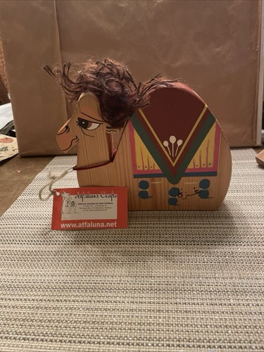 Camel shelf sitter - shelf,