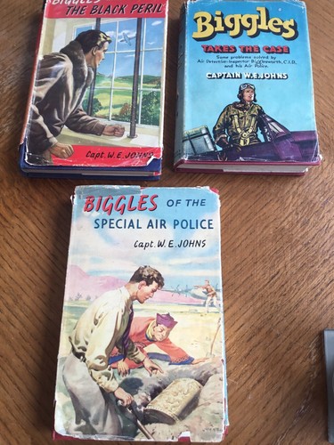 Biggles hardback w dust - x,