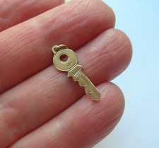 Hallmarked Chester 1957 WJ Pellow 9ct Gold Yale Key Bracelet Charm /Pendant