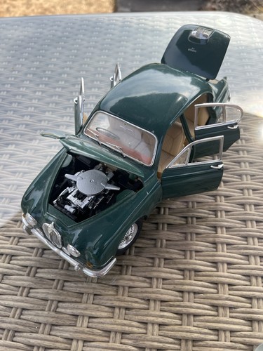 Burago scale jaguar mark - scale,