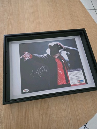 Michael jackson signed photo - michael,