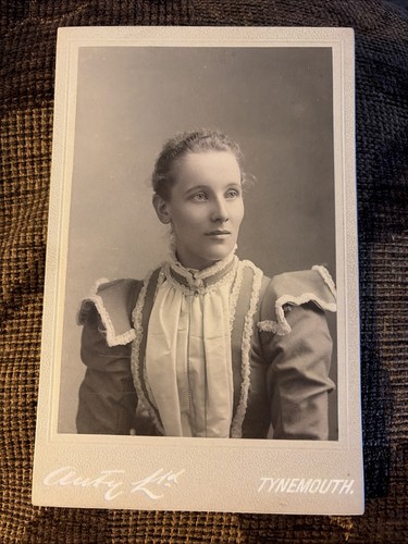 Victorian cabinet card photo - cabinet,