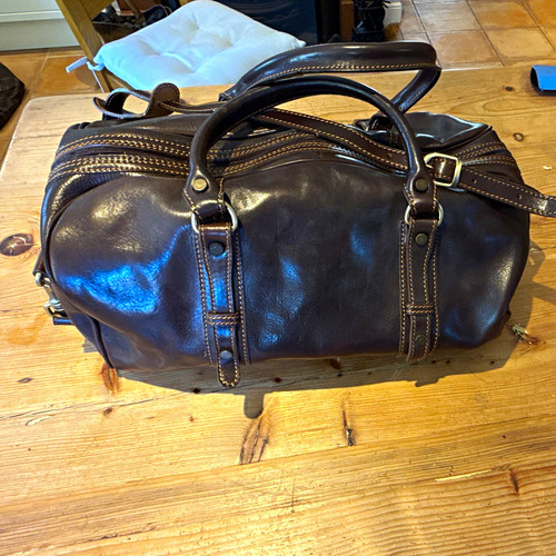 Unused genuine leather holdall - unused,