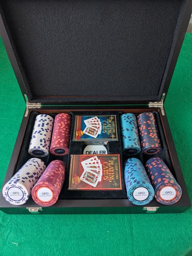 Amazing wooden poker set - amazing,