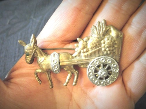 Vintage gold tone brooch - gold,