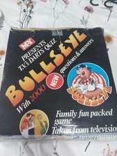 RETRO VINTAGE 1982 BULLSEYE BULLYS DARTBOARD WITH 2000 QUESTION QUIZBOOK