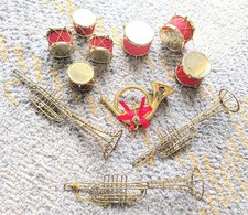 VINTAGE MUSICAL INSTRUMENT XMAS TREE BAUBLES DECORATIONS DRUMS TRUMPETS RED GOLD