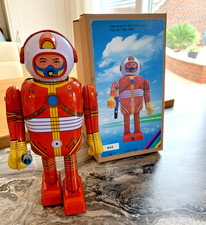 ZC156: Vtge MS300 Spaceman Skuba Astronaut Tinplate Robot Clockwork Working +Key