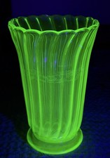 VINTAGE ART DECO BRITISH BAGLEY GREEN URANIUM LARGE GLASS VASE