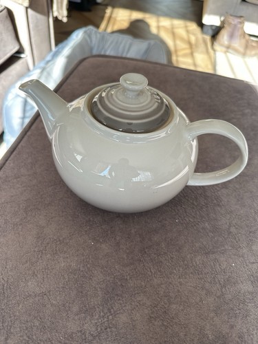 Creuset tea pot - le,