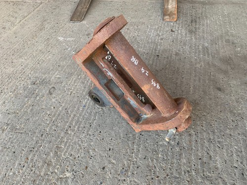 Single pin excavator headstock