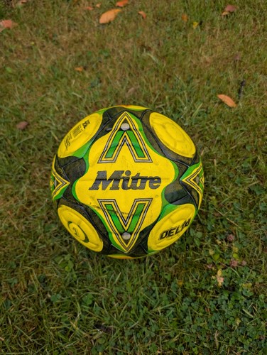 Mitre delta official - mitre, isthmian