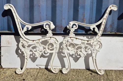 Pair cast aluminium - of,