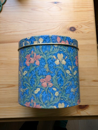 Vintage william morris biscuit - william,