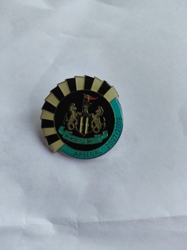 Old newcastle united pin - newcastle, badge